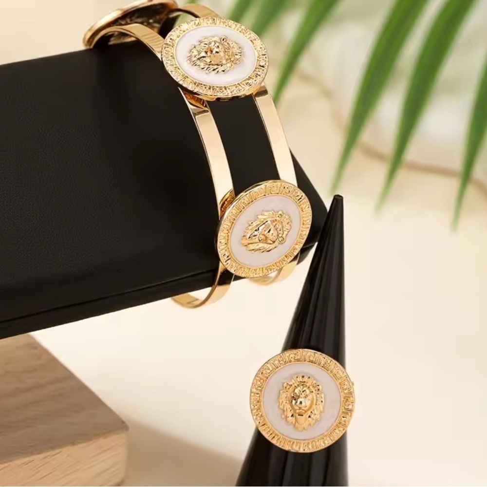 Set Ring And Bracelet Gold And White Lion Medallion Ring